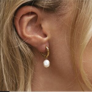 Atolea Hammered Pearl Hoop Earrings - Gold